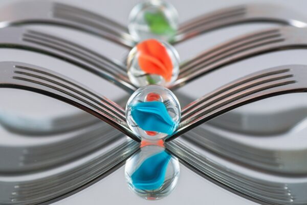 Jelle’s Marble Runs: Van Hobby tot Wereldwijde Sensatie blue and silver beaded accessory