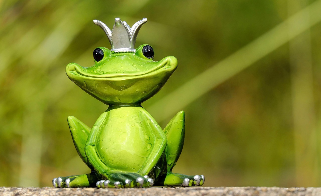 frog, frog prince, prince, nature, figure, king, cute, funny, animal, green, ceramic, decoration