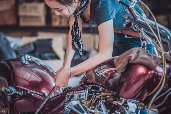 De emote VoHiYo: Van Digitale Groet en Geeky Gastvrijheid photo of woman repairing motorcycle