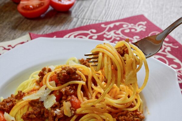 pasta, noodles, spaghetti, meal, food, cook, carbohydrates, durum wheat, italian, vegetarian, having lunch, sauce, plate, tomatoes, cutlery, seasoning, fork