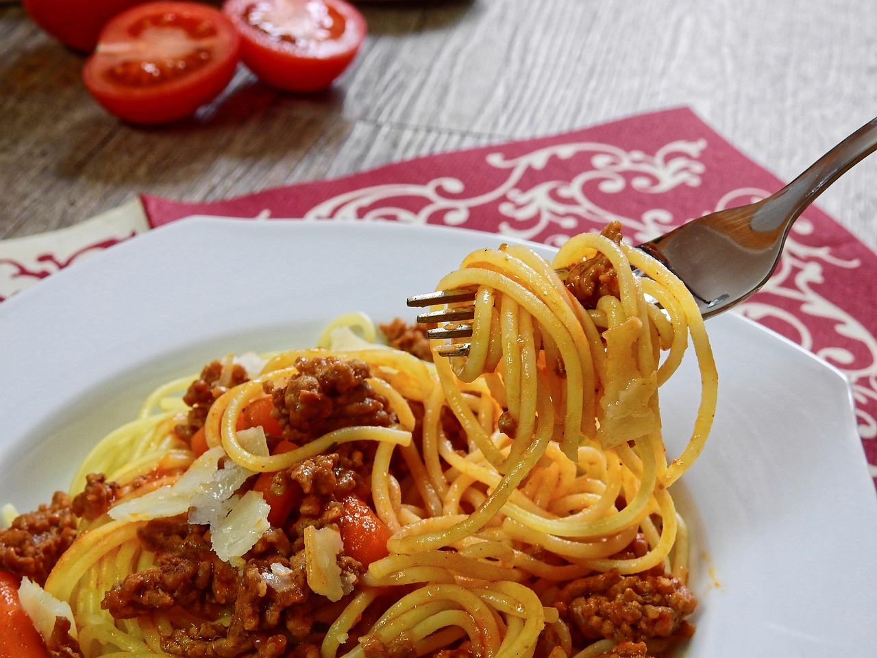 pasta, noodles, spaghetti, meal, food, cook, carbohydrates, durum wheat, italian, vegetarian, having lunch, sauce, plate, tomatoes, cutlery, seasoning, fork