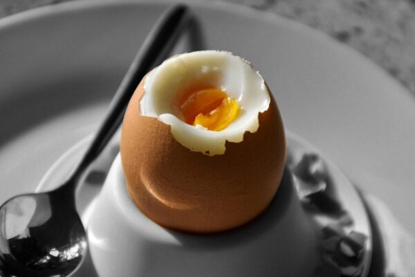 breakfast egg, egg, boiled egg, food, egg cups, breakfast, soft-boiled egg, peeled, spoon, eggshell, hen's egg, yummy, meal, animal food, boiled egg, boiled egg, boiled egg, boiled egg, boiled egg