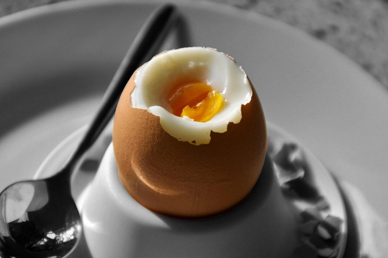 breakfast egg, egg, boiled egg, food, egg cups, breakfast, soft-boiled egg, peeled, spoon, eggshell, hen's egg, yummy, meal, animal food, boiled egg, boiled egg, boiled egg, boiled egg, boiled egg